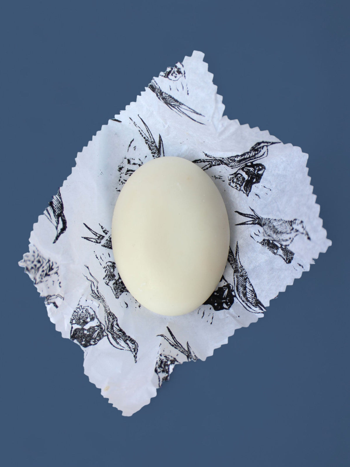 Petit savon saponifié à froid en forme de galet, format voyage