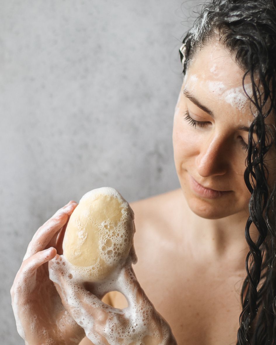 Shampoing solide sans sulfate pour cheveux frisés et abîmés